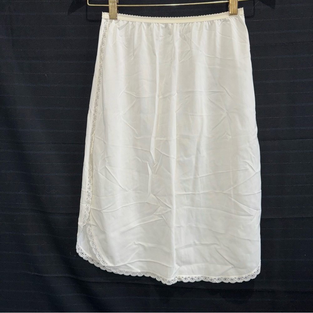 Vintage Off White Shadowline Nylon Lace Trim Half Slip Size Small Curved Hem